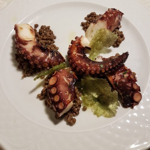 polpo arrosto con lenticchie e lattuga di mare