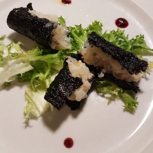 scampi crudi con zenzero e cialda di riso soffiato al nero di seppia