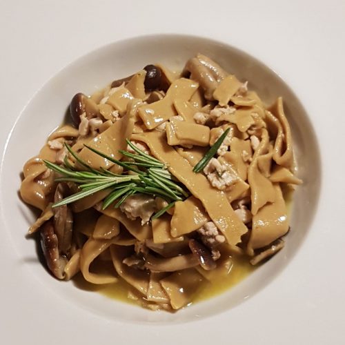 tagliatelle di castagne con funghi chiodini e rosmarino